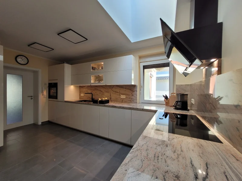 Ergonomische Eleganz in Magnolie Glanz