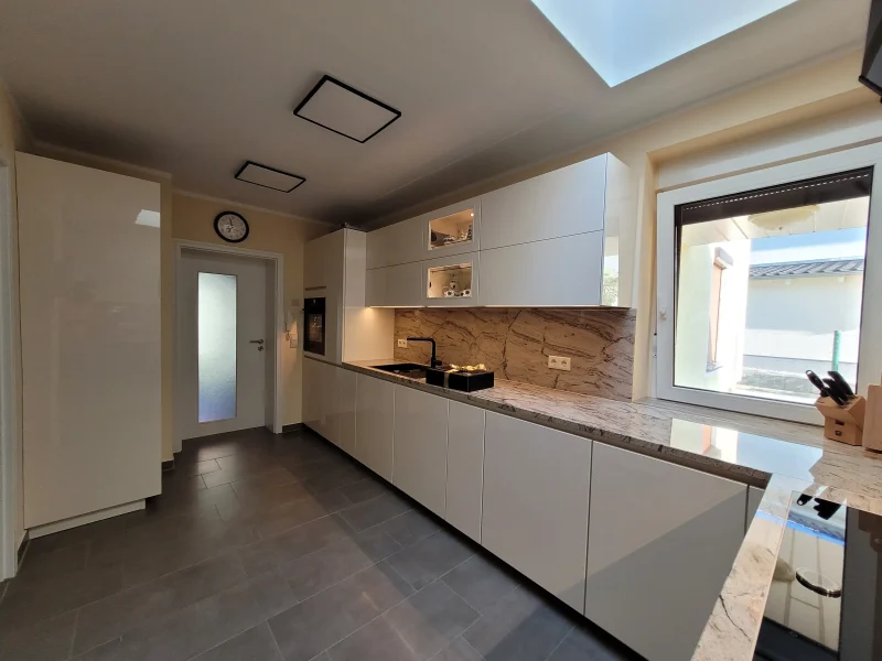 Blick in den Raum und auf einen der Küchenschenkel.