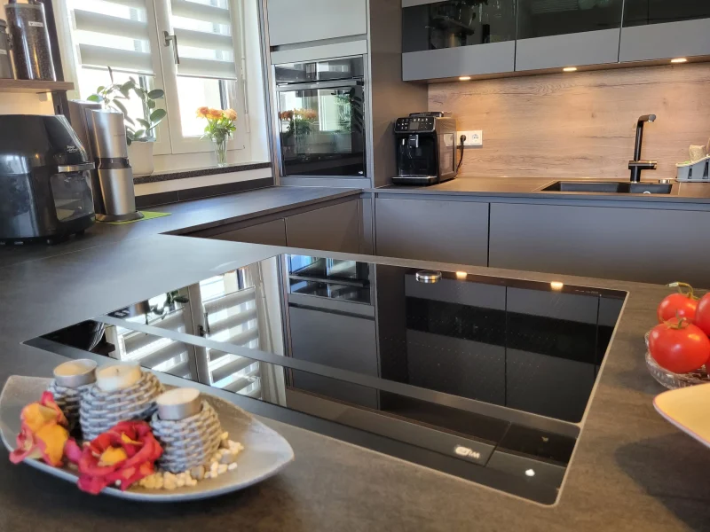 Detailsicht auf das Kochfeld ohne aktivem Abzug.