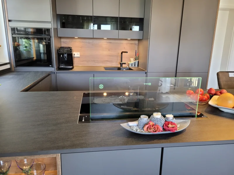 Detailansicht des integrierten Kochfeldes mit dem NEFF Glasabzug