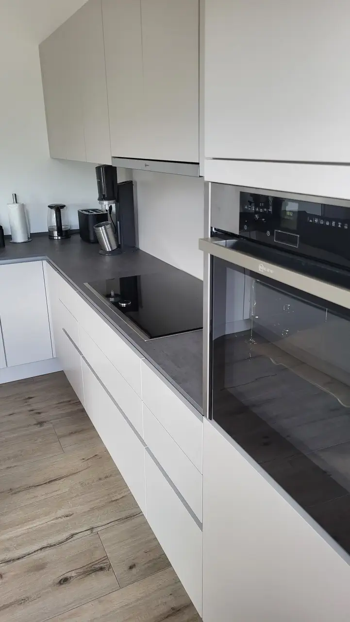 Detailansicht auf den integrierten Backofen und das Kochfeld