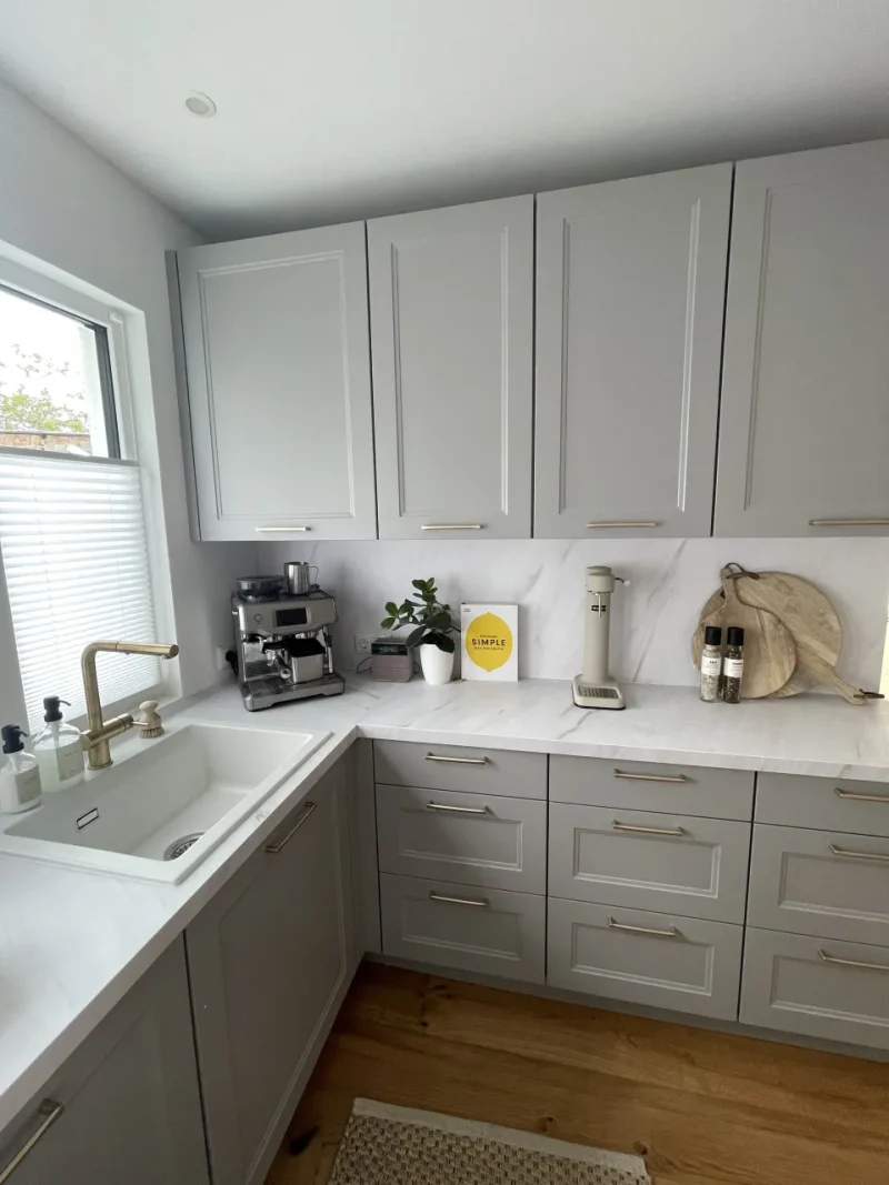 Detailansicht auf die rechte Küchenseite und das klassische Spülbecken