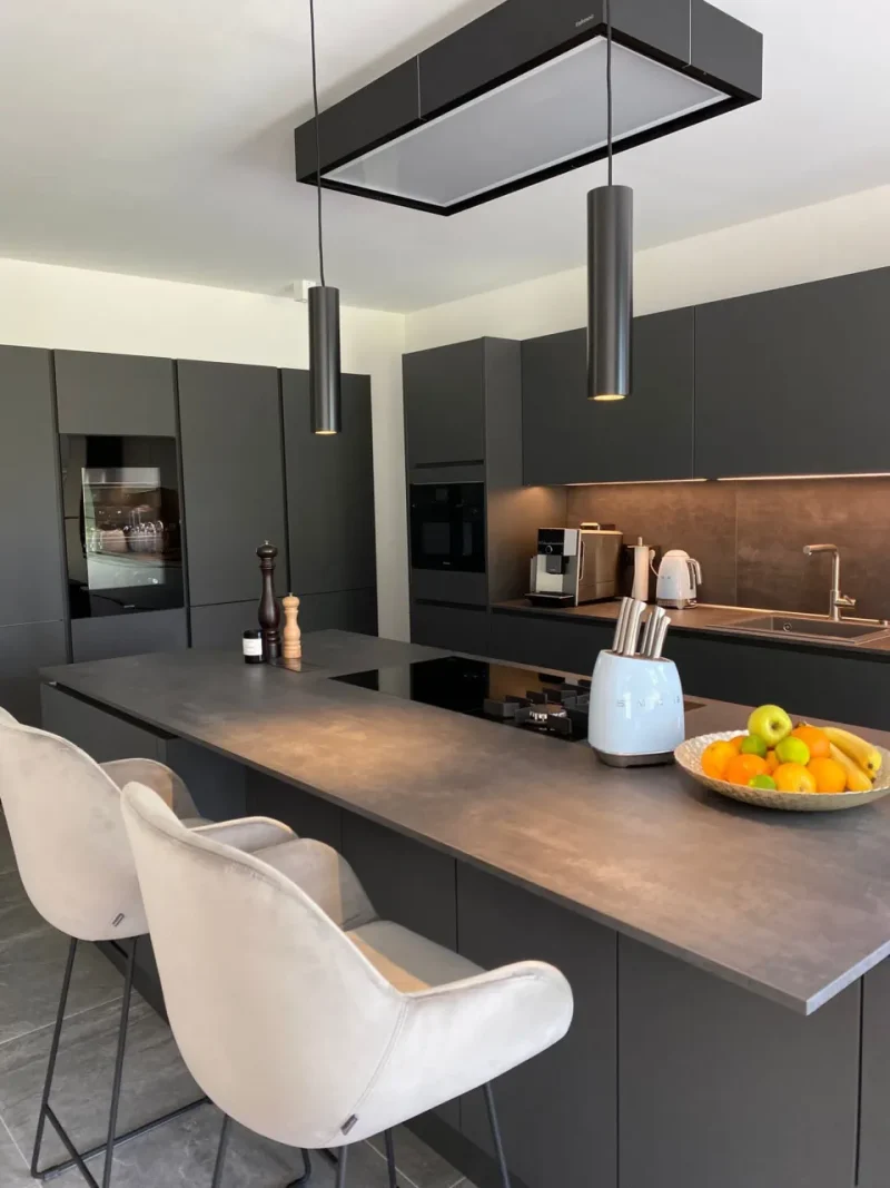 Ansicht der Kücheninsel mit integriertem Kochfeld.