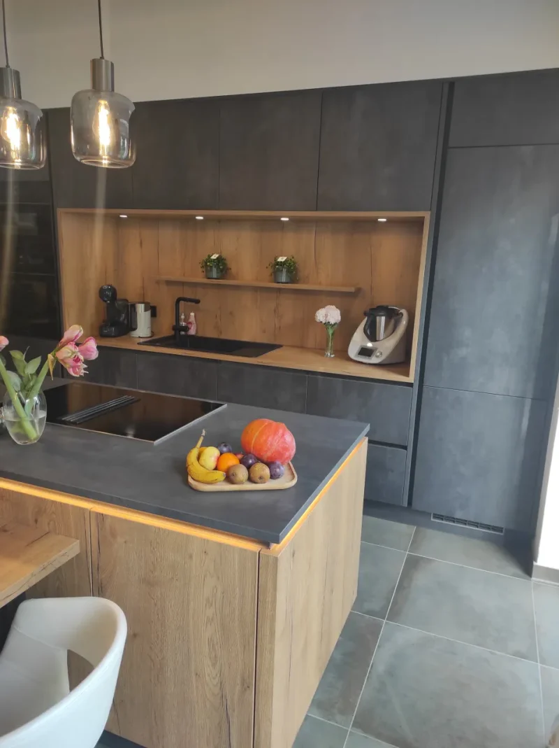 Stauraumwunder in Beton-Holz-Optik