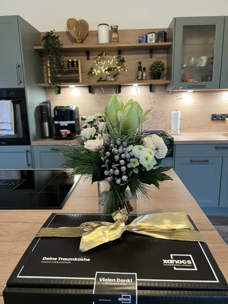 Detailansicht auf das Willkommensgeschenk von xanocs auf der hellen Küchenarbeitsplatte.