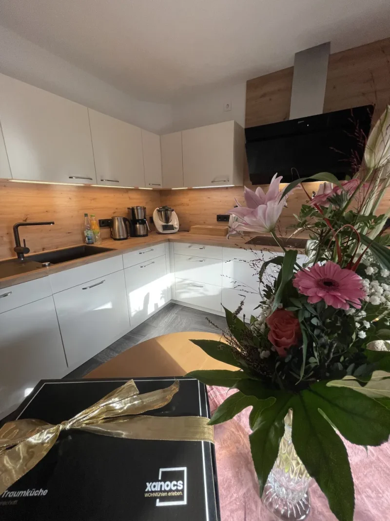 Detailansicht der xanocs Willkommensgeschenke auf der Kücheninsel.