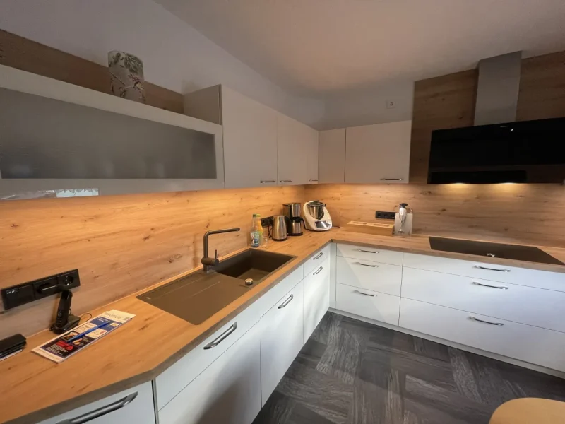 Detailansicht der L Form mit Schwerpunkt auf die große Spüle und das Kochfeld.