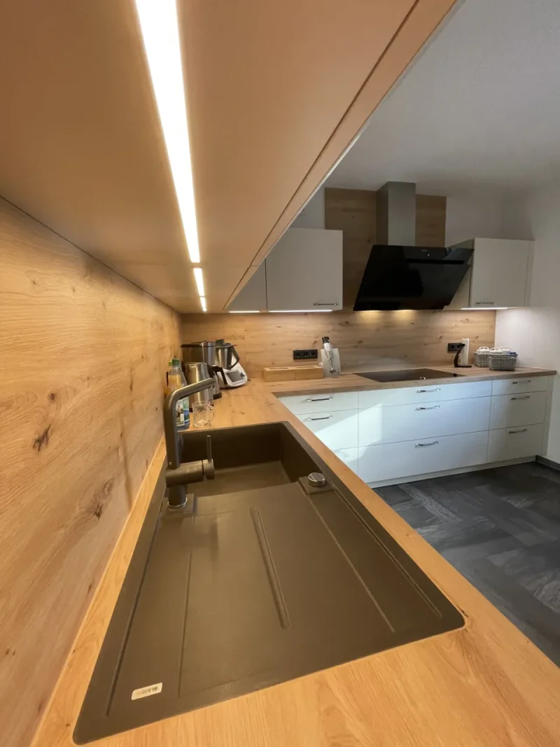 Detailansicht der großen Spüle.