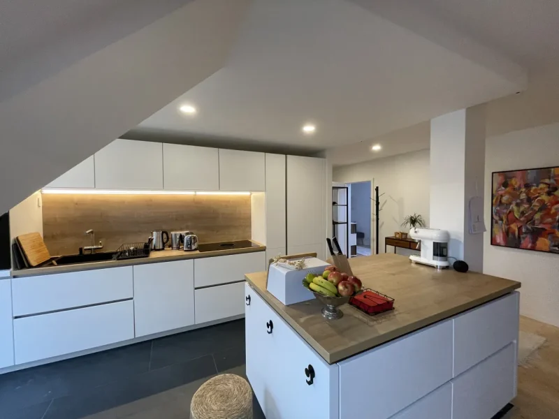 Seitliche Ansicht der Küche mit Blick in den angrenzenden Raum.