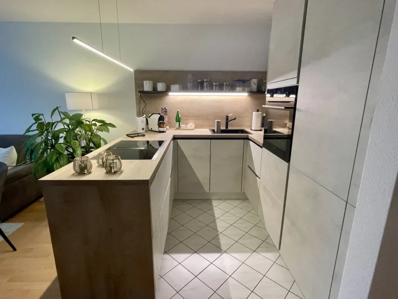 Seitliche Einsicht in die U Form der Küche