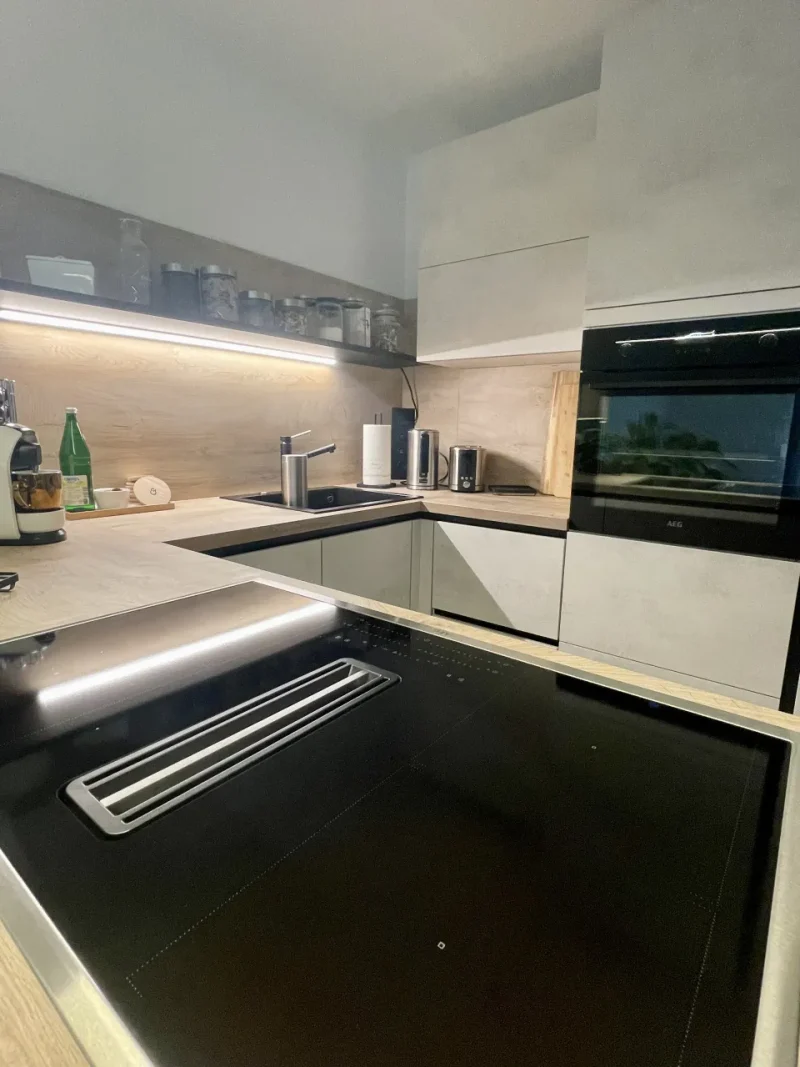 Detailansicht des Kochfeldes mit integriertem Dunstabzug.