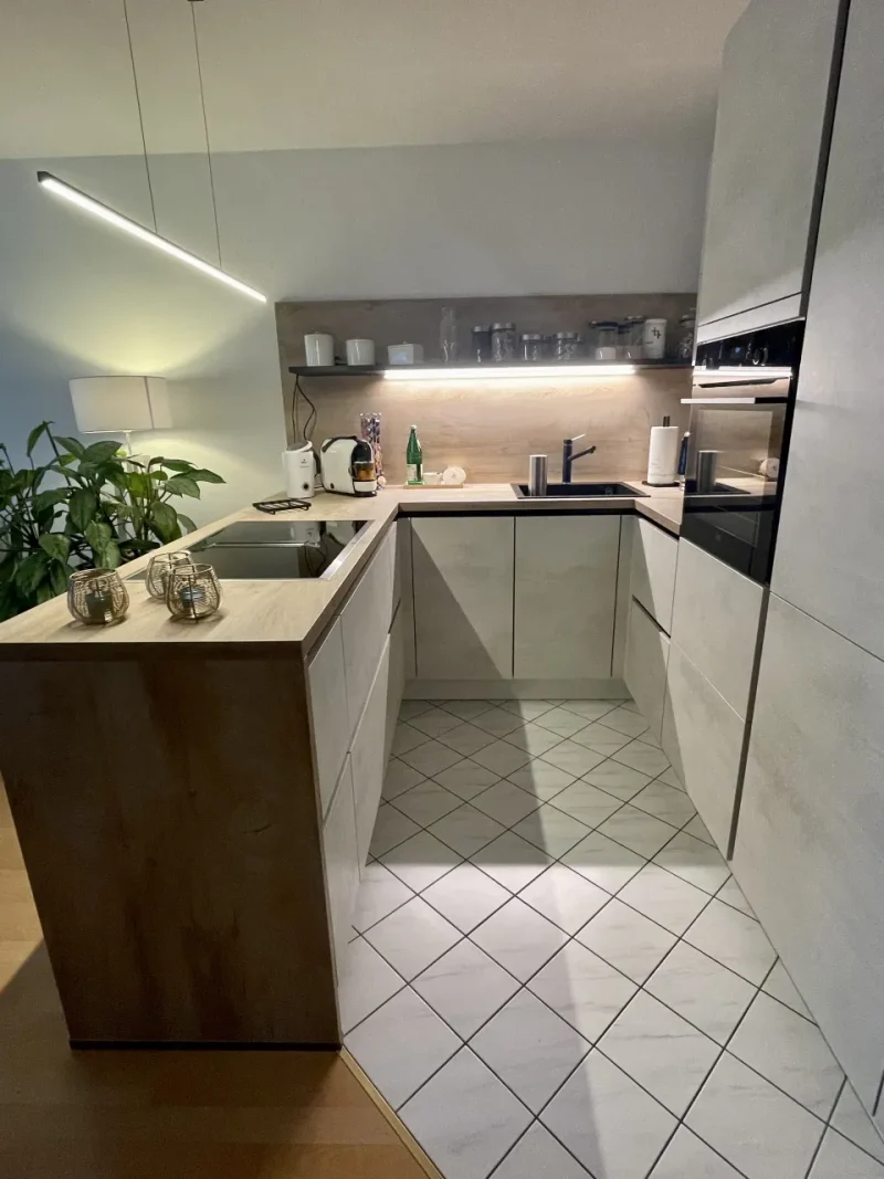 Seitlicher Einblick im Hochformat.