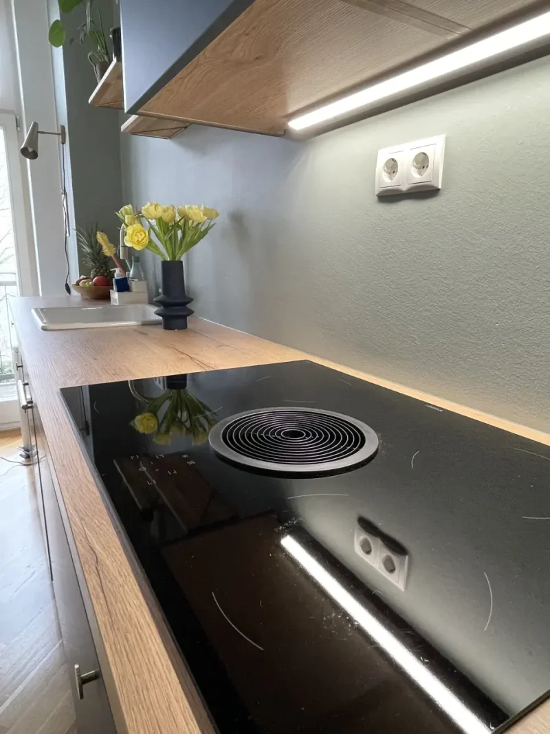 Detailansicht auf das Kochfeld mit Muldenlüfter