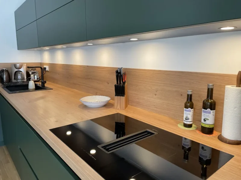 Detailansicht auf das Kochfeld mit integriertem Abzug