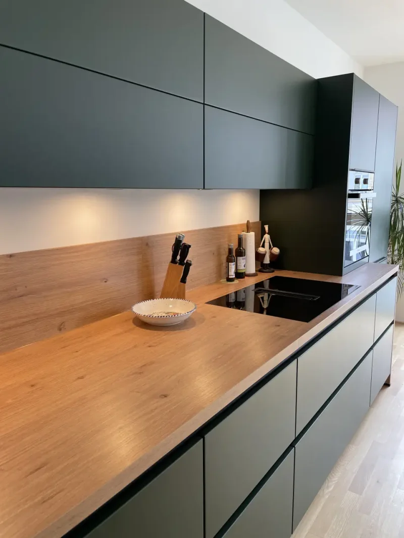 Detailansicht auf die indirekte Beleuchtung über der Arbeitsplatte.