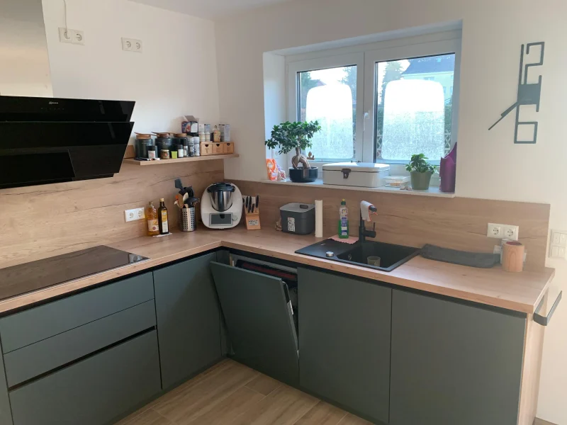 Detailansicht auf Spülbecken und integriertem Geschirrspüler.