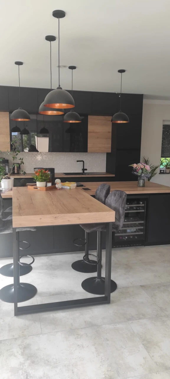 Hochformatbild der Küche mit Einblick in das Beleuchtungssystem durch die Hängelampen