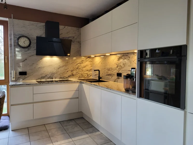 Offen, Hell, Exquisit: Ein Marmor-Küchentraum