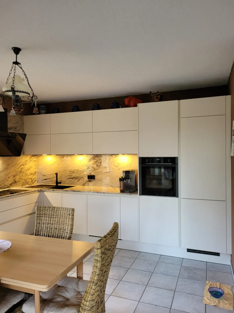 Detailansicht der Hochschränke mit integriertem Backofen.