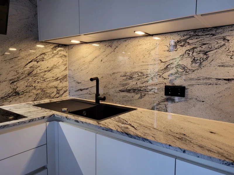 Detailansicht auf das Spülbecken und die Marmor Wandverkleidung