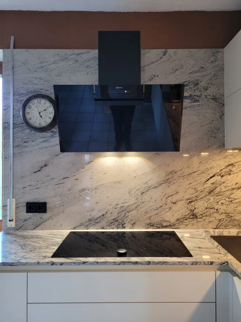 Detailansicht des Kochfeldes mit Kopf-Frei-Abzugshaube