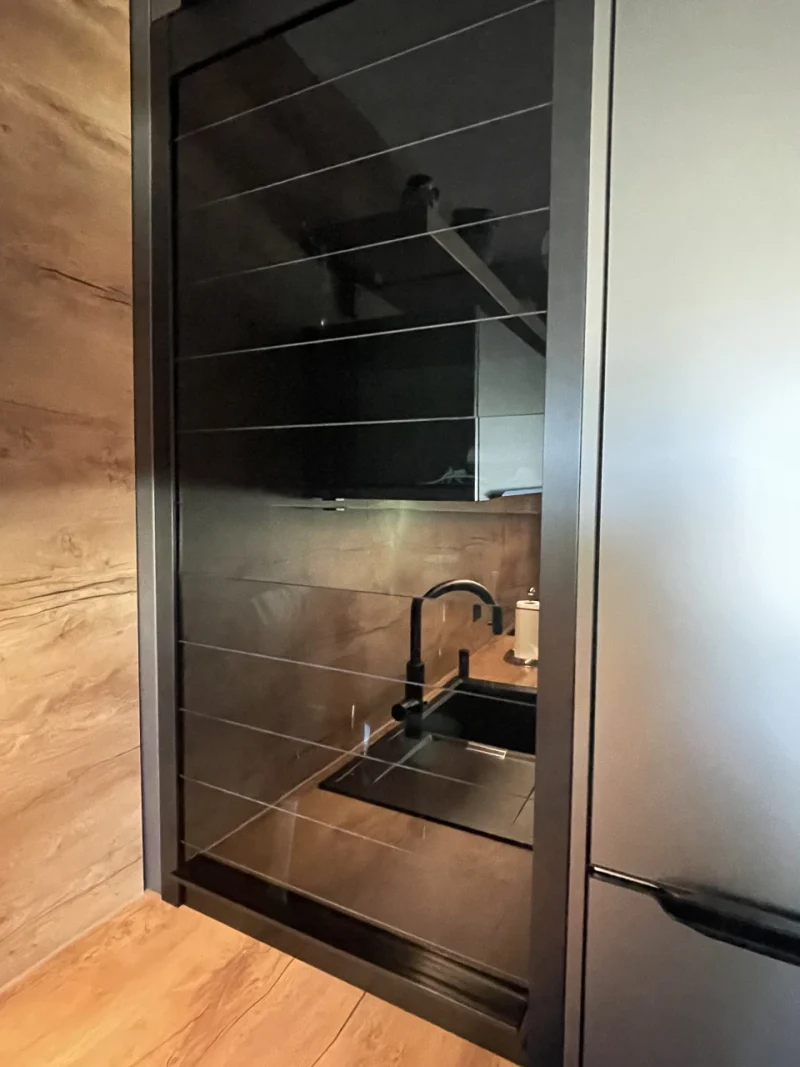 Detailansicht der Stauraumlösung zur Verstauung von Küchengeräten.