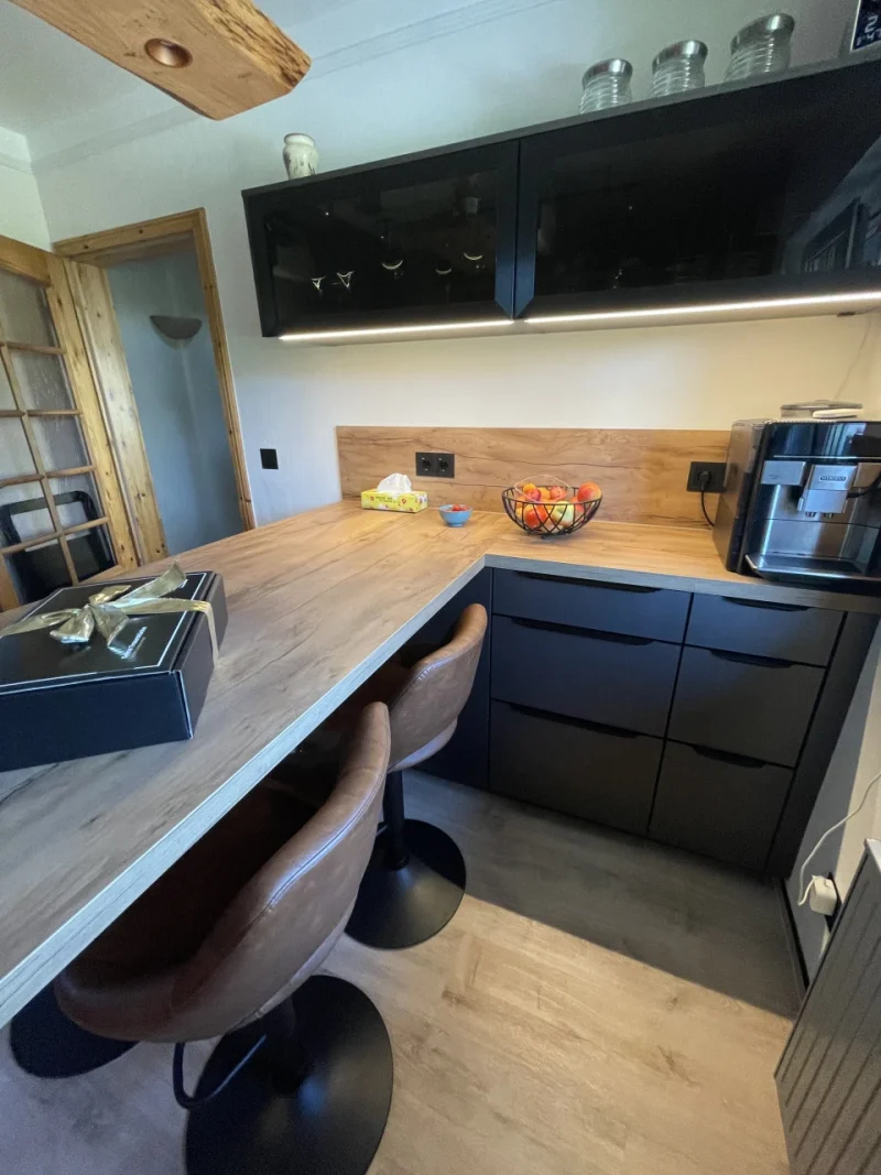 Detailansicht der kleinen Küchenzeile, welche als Bar genutzt wird.