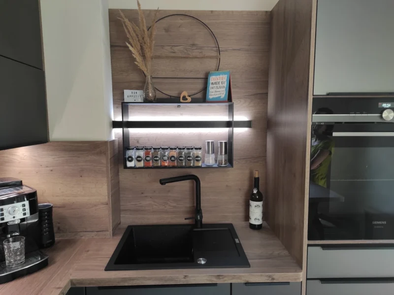 Detailansicht mit Fokus auf den Spülbereich