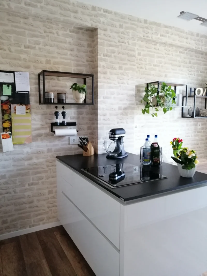 Detailansicht auf die separate Kücheninsel mit Kochfeld und Stauraum