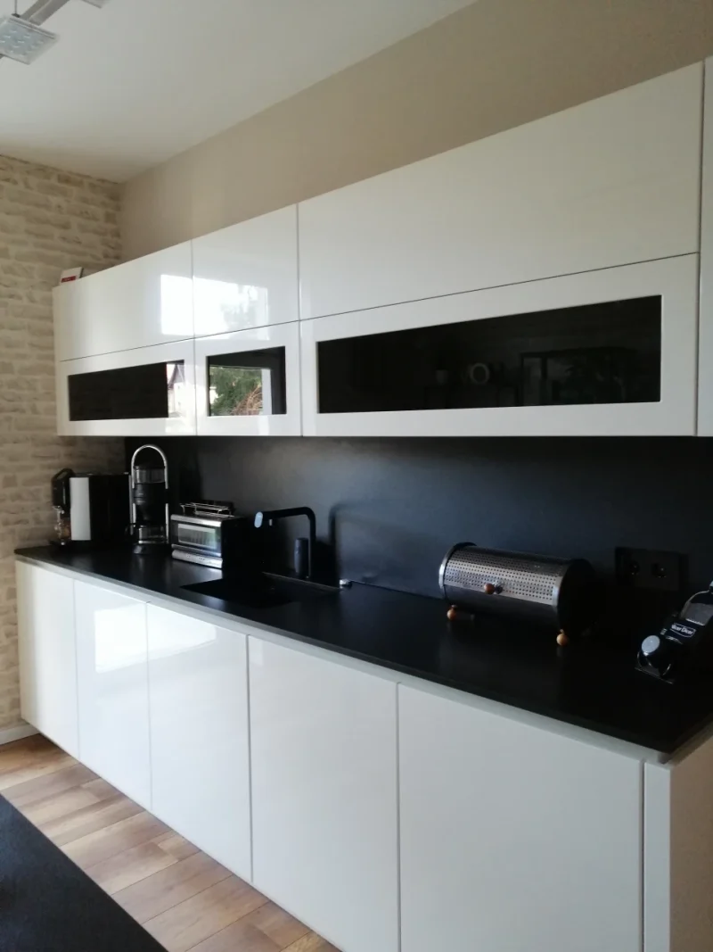 Struktur und Stauraum in einem schmalen Raum