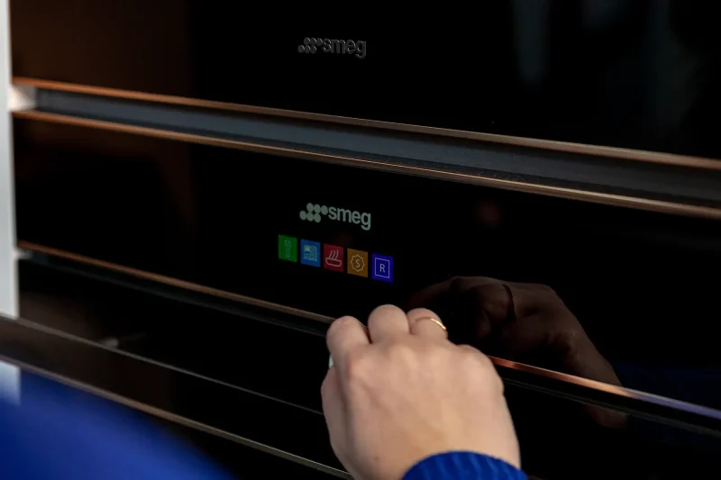 SMEG Backofen mit definierten Backprogrammen.