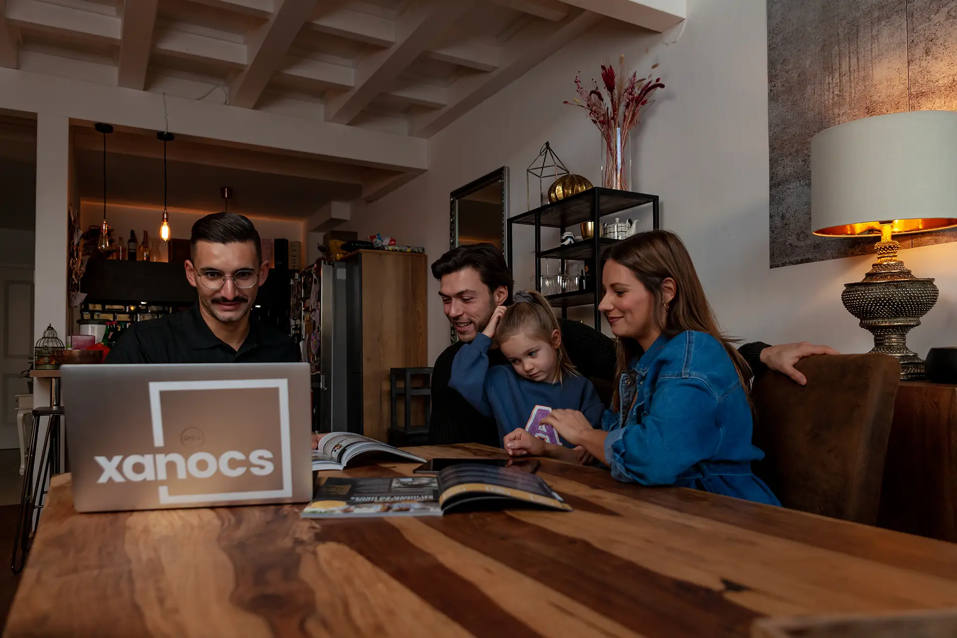 xanocs Küchenplaner bei der Beratung vor Ort beim Kunden.