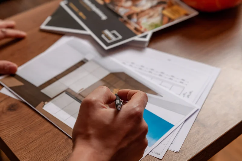 Ansicht einer Küchenberatung zu Hause - Vorstellung der Entwürfe