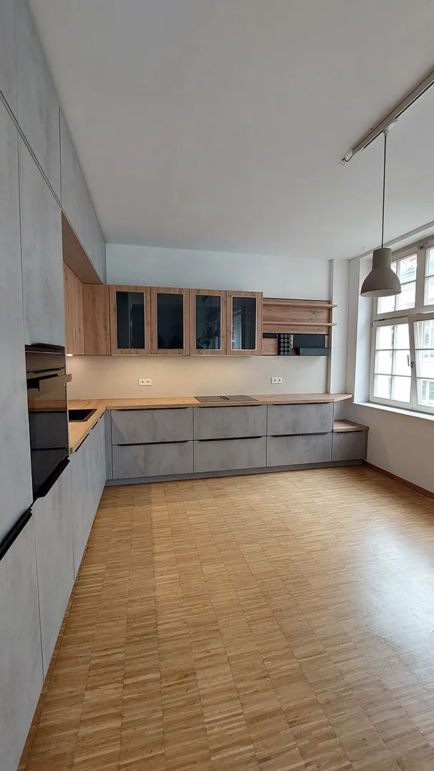 Hochformatansicht der Küche mit Blick auf die angrenzenden Fenster