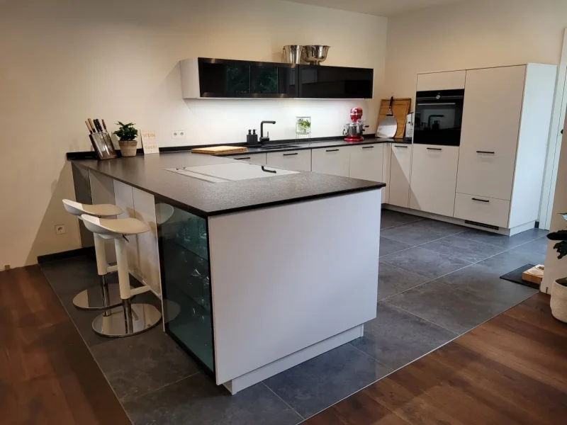 Detailansicht des offenen Schenkels mit Sitzgelegenheiten.