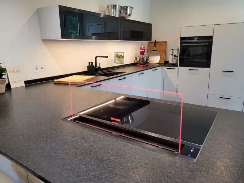 Detailansicht des ausfahrbaren, integriertem Dunstabzugs.