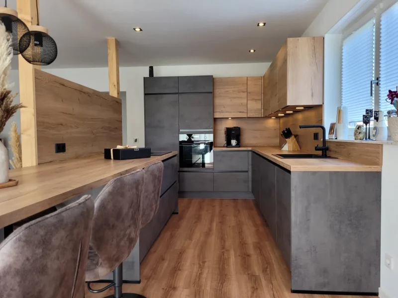 Frontalansicht der Küche mit Blick auf den Herd