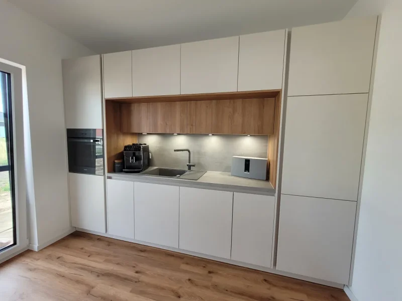 Detailansicht auf die Küchenzeile mit Backofen und Spüle